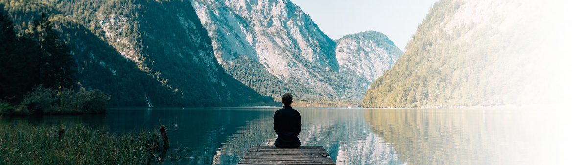 homme devant un fjord